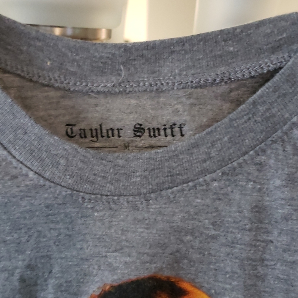 Taylor Swift tee - Picture 2 of 2